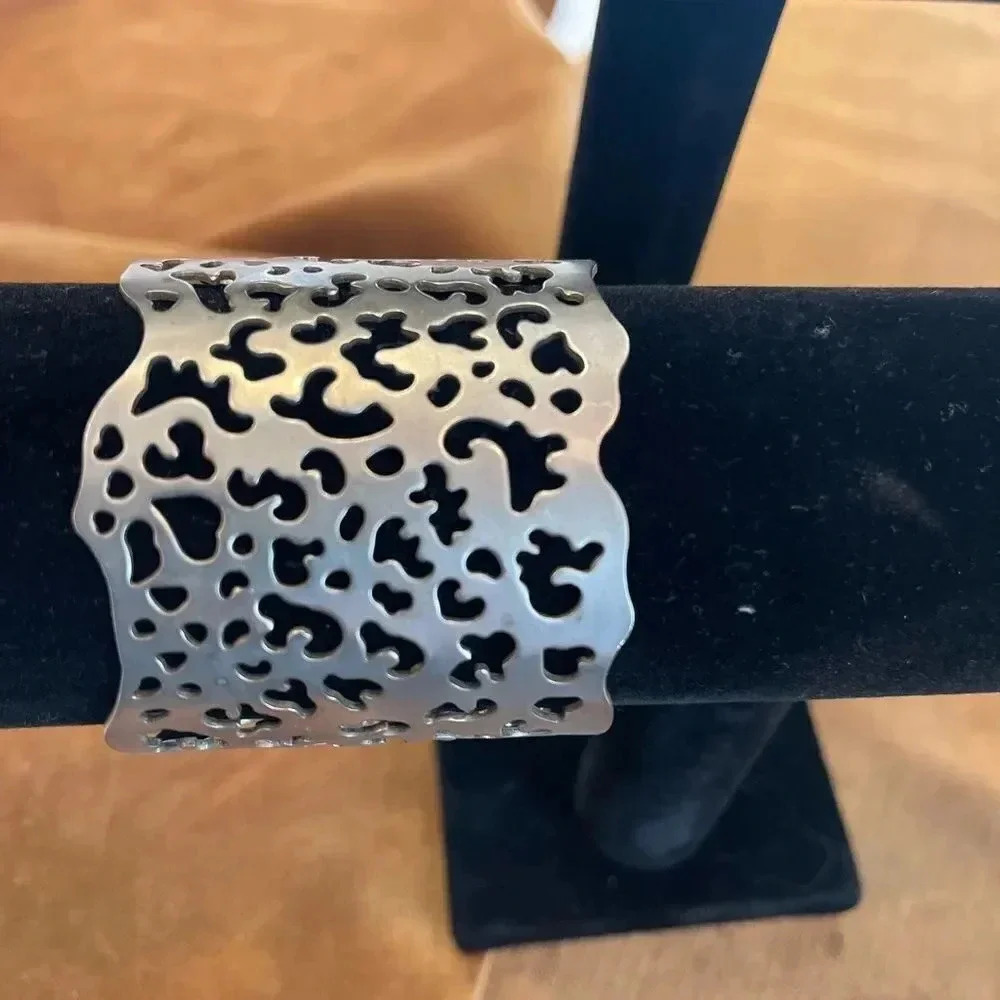 Matte silver cuff bracelet - Picture 7 of 9